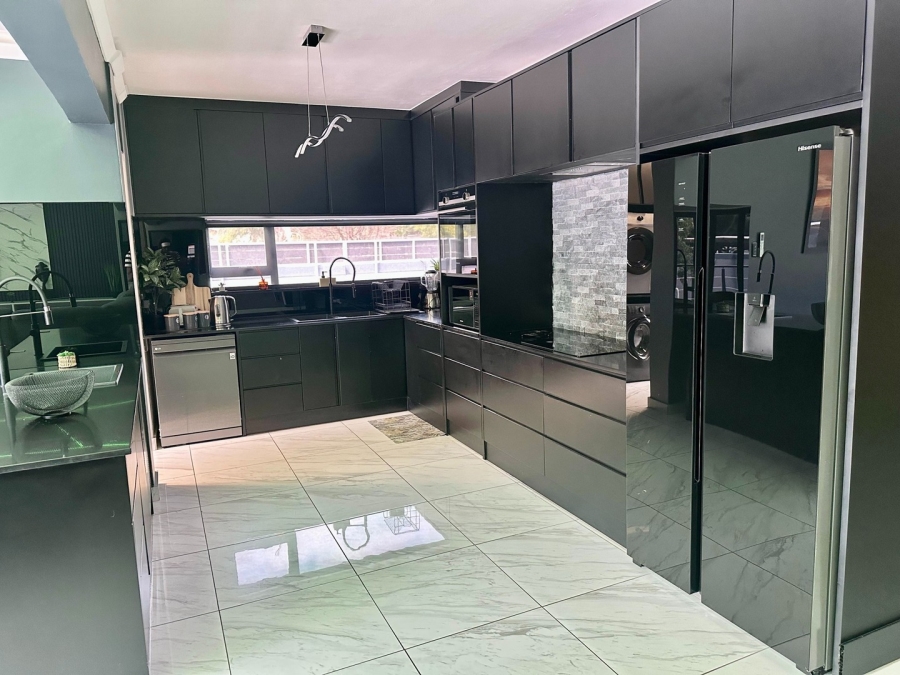 To Let 4 Bedroom Property for Rent in Table View Western Cape